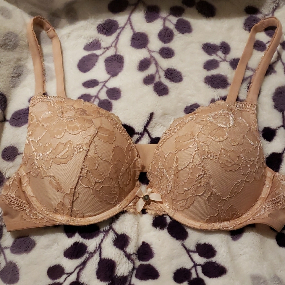 Victoria Secret push up bra size 38 B